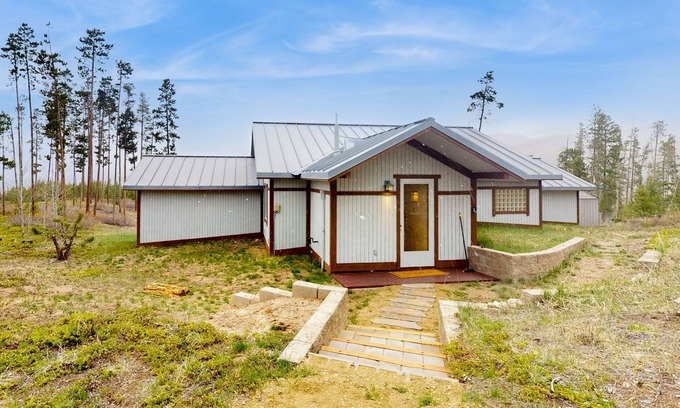 Grand Lake House | Cozy home with full kitchen, private patio & mountain views