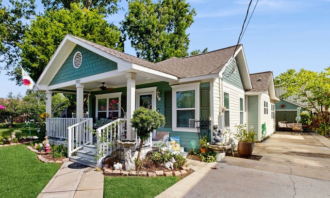 Houston House | Cozy home with kitchen, living room, porch and swings, near downtown Houston