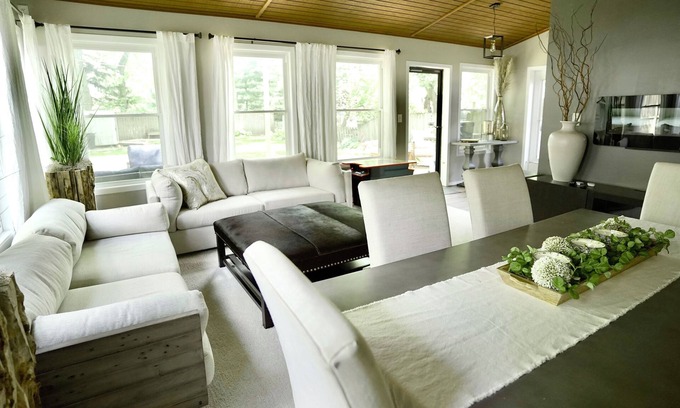 Bloomington House | Cozy Home with LOTS of space- Less than 1 mile to ISU & IWU, 5 miles to airport