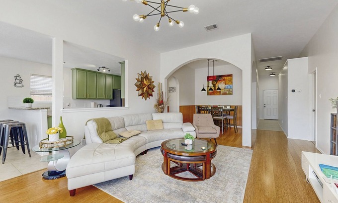 Clodine House | Cozy home with outdoor games and convenient location - minutes to NRG