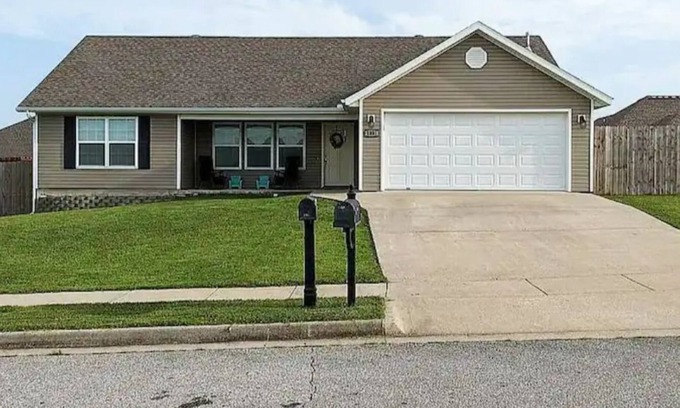 Prairie Grove Other | cozy home with pet-friendly yard, fast wi-fi, and close to Fayetteville