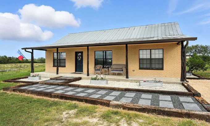 New Braunfels House | Cozy home with private W/D, deck - near Guadalupe and Comal Rivers