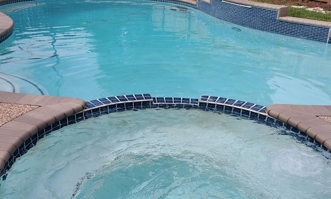Humble House | Cozy home with private swimming pool and spa Near IAH Airport