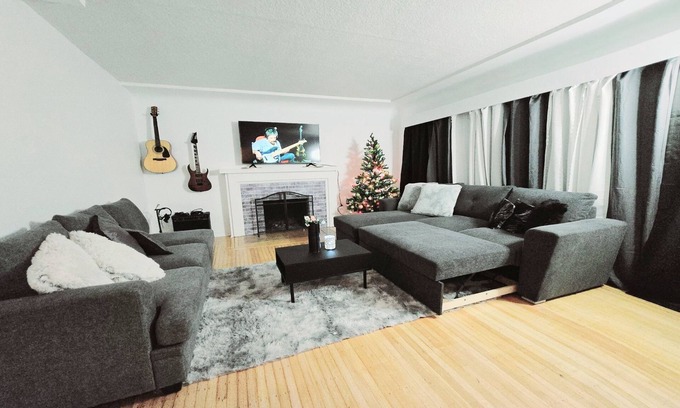 Burnaby House | Cozy Home with Unique Tee Pee Dining Room! n4 minutes to Metrotown Mall!