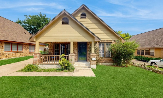 Heatherwilde House | Cozy home with wifi, desk, high chair and fenced-in backyard