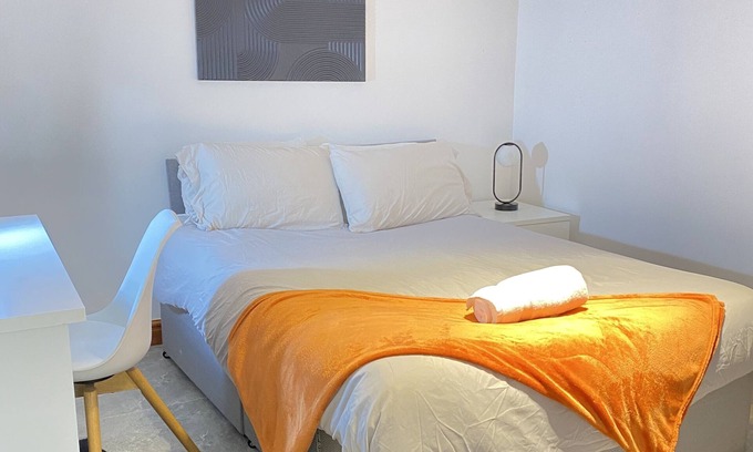 Rusholme Apartment | Cozy Horizon WorkStay in the Heart of the City!