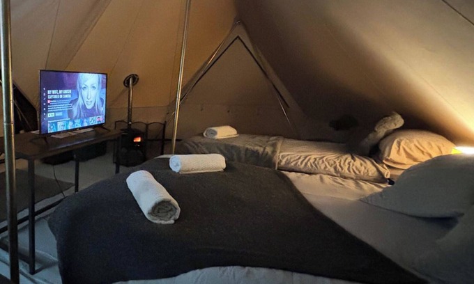 Llanfairpwllgwyngyll Cabin | Cozy Hot Tent with Log Burner & Hot Tub Left Tent