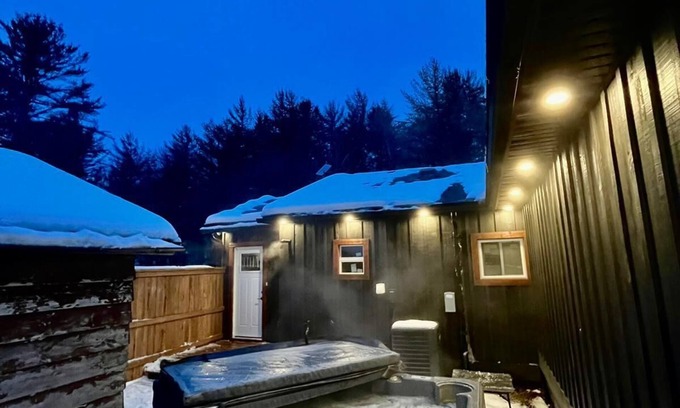 Gravenhurst Cottage | Cozy Hot Tub Cottage Escape