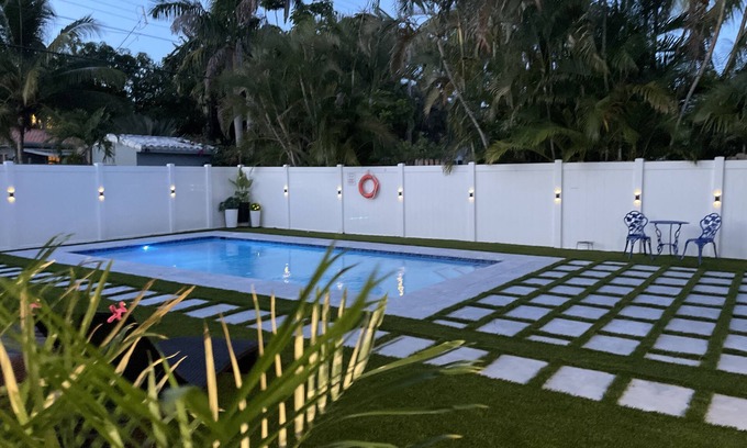 Downtown Hollywood House | Cozy House 2 BD/BBQ area/Saltwater heat Pool, 3 min to the Hollywood Beach