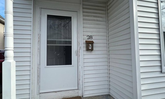 South Lowell House | Cozy house close to Lowell General Hospital and UMass.