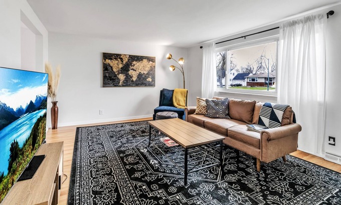 Amherst House | Cozy House ~ Close to Niagara Falls w/ Patio & BBQ