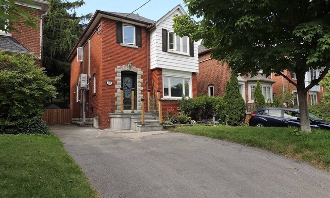 East York House | Cozy House, cottage style in midtown Toronto. Great for Family. Pet friendly