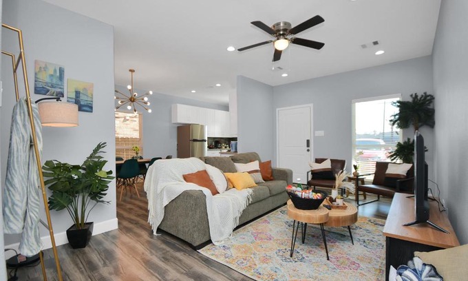 Southeast Houston House | Cozy House for group trips - Near Hobby, NRG, Med Center, UH, TSU