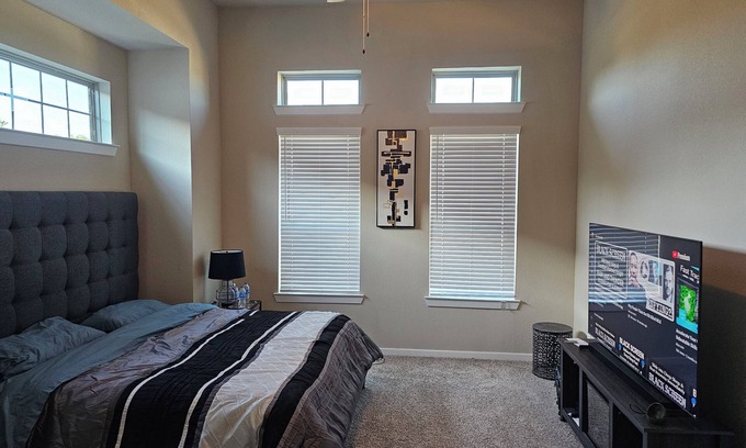 Sienna Plantation House | Cozy house in a peaceful neighborhood, suitable for work and relaxation.