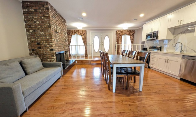 Willoughby House | Cozy house in Langley TWP Close to shopping centre