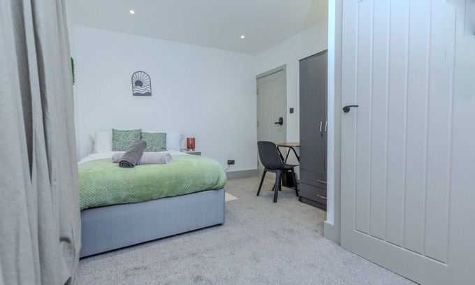 Gillingham House | Cozy House In Medway-Sleeps10-Garden-FreeParking