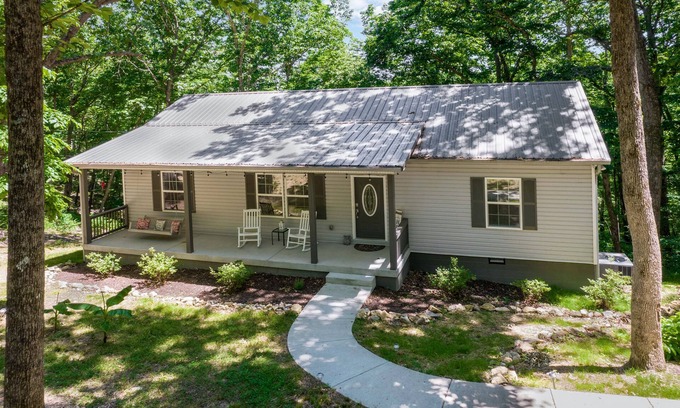 Pegram House | Cozy House in the Woods - 25 minutes from downtown