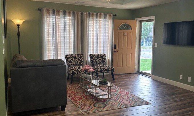 Tulsa House | Cozy house in Tulsa - 10 min to major HWY& Malls. 7- 9 miles to major hospitals