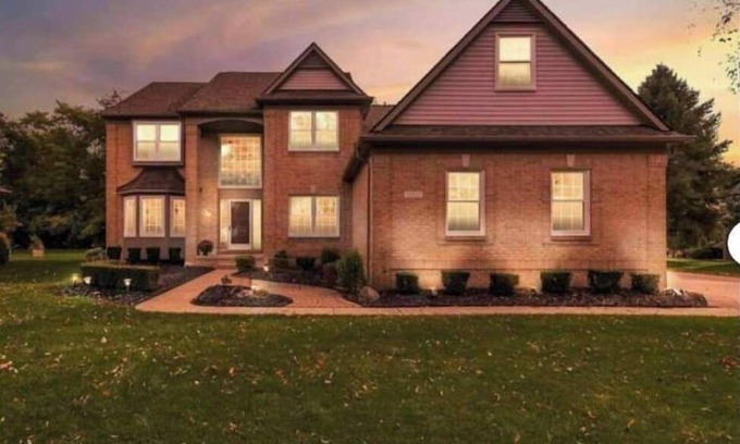 Farmington Hills House | Cozy House in Farmington Hills, MI