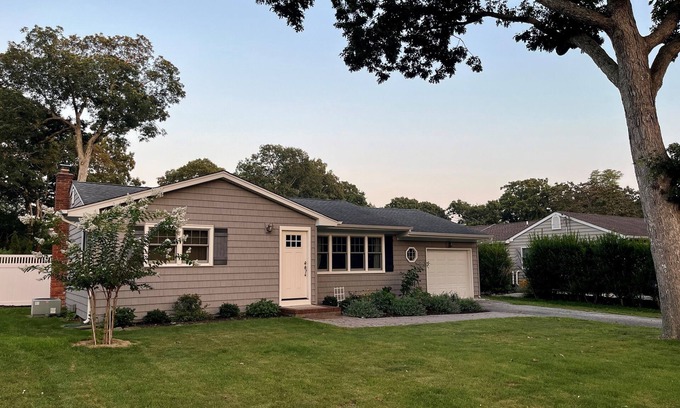 Hampton Bays House | Cozy House less than two miles from Ocean Beaches