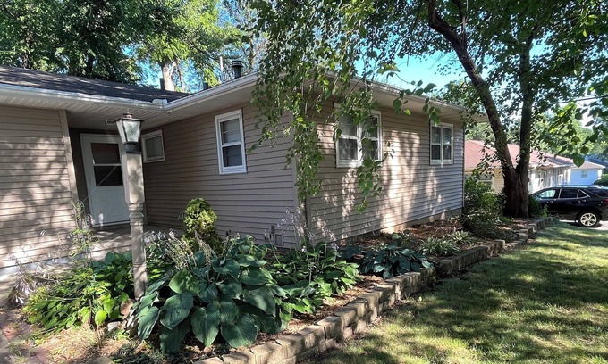 Cedar Falls House | Cozy house near restaurants, stores, and bike trails