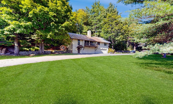 Jamaica House | Cozy house w/mtn views, sauna, fire pit, BBQ, fireplace, w/d, deck, wifi, EV