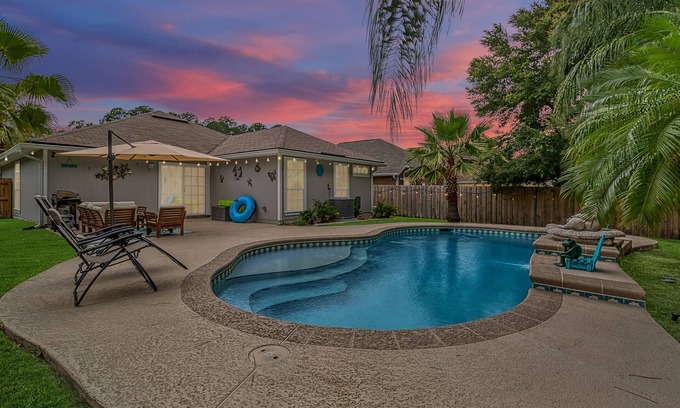 Southside House | Cozy house w/privet Pool