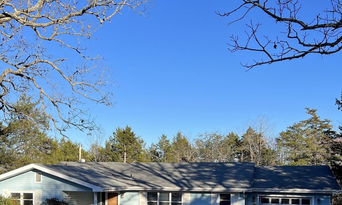 Clarkridge House | Cozy House with a short walk to Lake Norfork