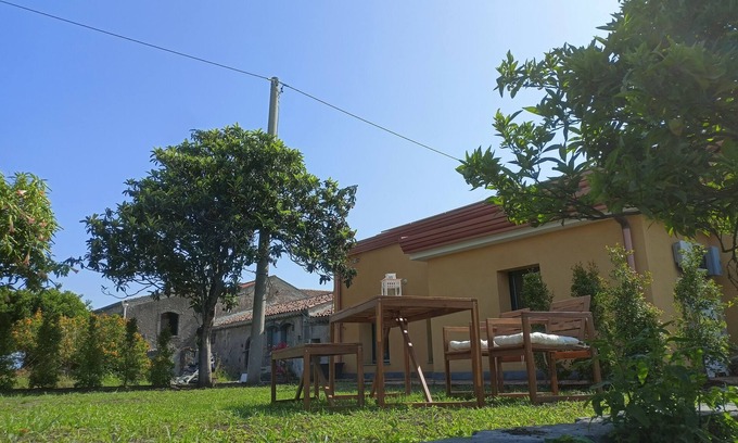 Archi House | Cozy house with garden surrounded by citrus trees between the sea and Etna.