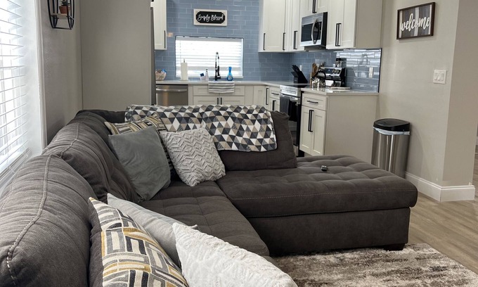 Hudson House | Cozy House with Large Deck