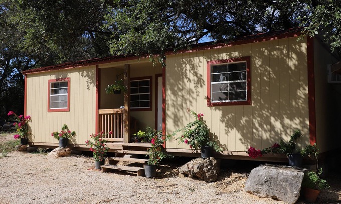 Hondo Cabin | COZY HUNTER'S CABIN IN THE HILL COUNTRY with detached bathroom