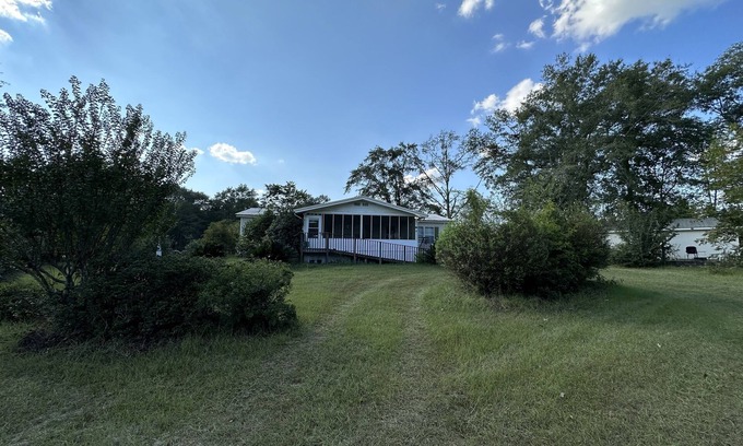 Clopton House | Cozy Hunting Lodging for Alabama's Black Belt close to your lease! Sleeps 3-5.