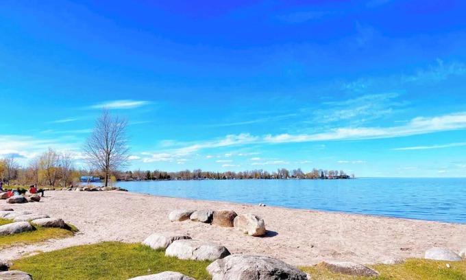 Alcona House | Cozy Innisfil Beach Cottage/Lakeview/Steps to the beach/Sleeps 5