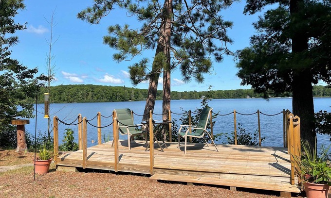 Interlochen Cabin | Cozy Interlochen Cabin w/Dock: 1 Mi to Green Lake