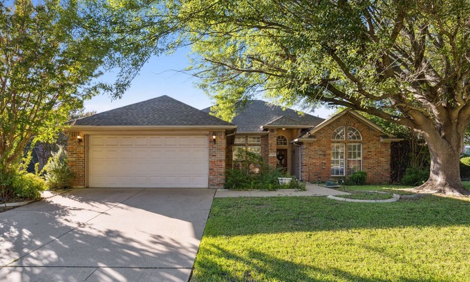 Southwest Arlington House | Cozy + Inviting 4BR Home in Arlington
