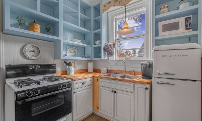 Irvington House | Cozy Irvington Getaway: Mins to Downtown