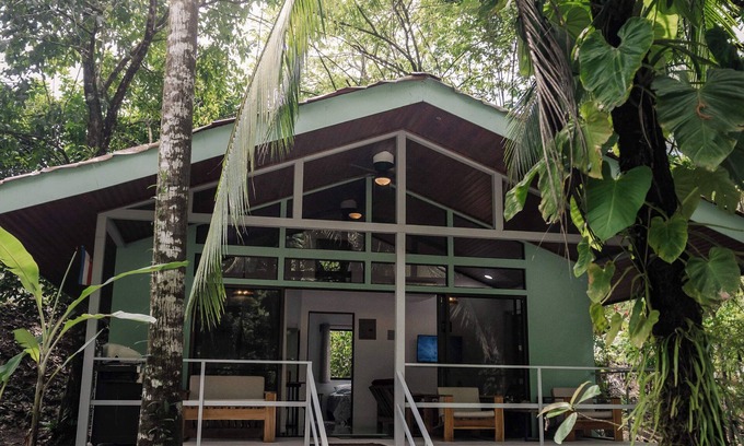Parrita Cabin | Cozy jungle cabin with WiFi and AC in beautiful Parrita