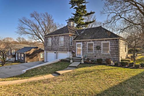 Gladstone House | Cozy Kansas City Home with Yard - 9 Mi to Dtwn!