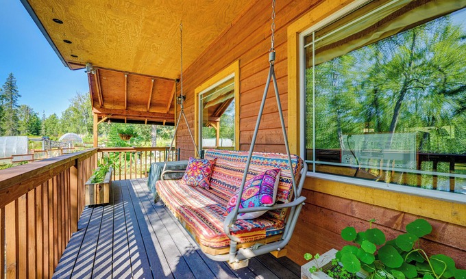 Nikiski Apartment | Cozy Kenai Abode w/Private Deck: 5 Mi to Ocean!