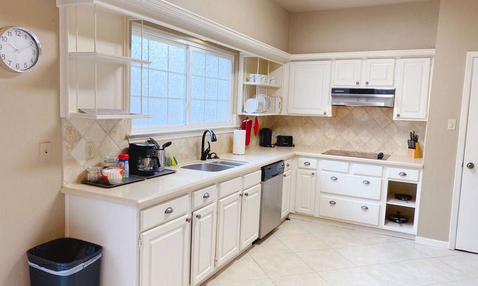 Nassau Bay House | Cozy King Bed I 0.2mile NASA I1mile Sea Park I Whole House