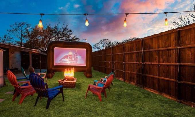 Plano House | Cozy, KING BED, Outdoor Movie Theater, Fire Pit