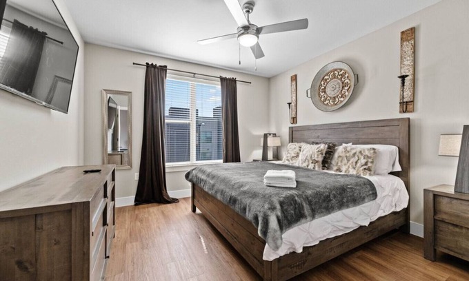 Fort Worth Apartment | Cozy King Bed | Pool+Gym+Free Parking+Stockyards