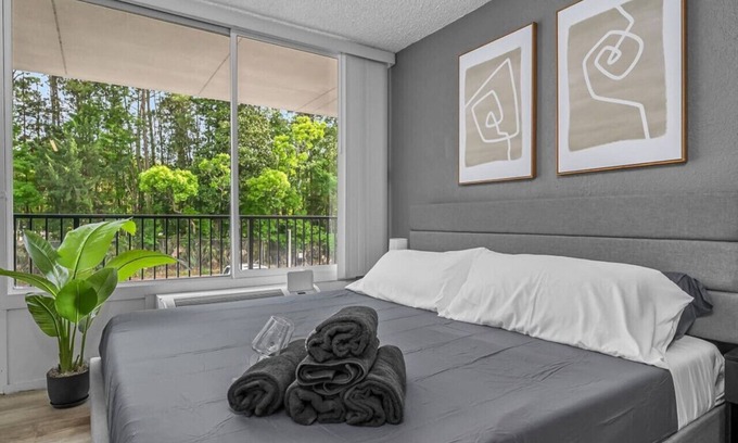Highlands Apartment | Cozy King Bed Suite—Mins to Downtown Jacksonville!