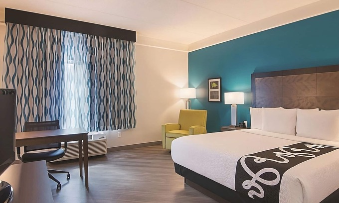 Orlando Hotel | Cozy King Room, La Quinta Inn & Suites, Free Parking, Close to UCF