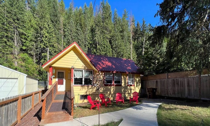 Wallace Cottage | Cozy King Street Cottage