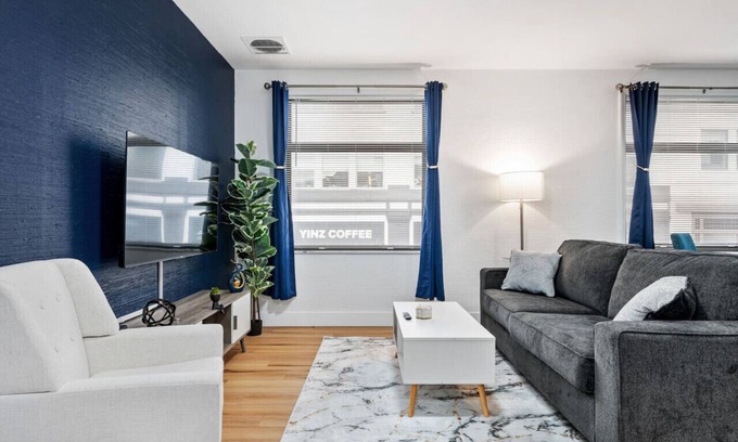 Friendship Apartment | Cozy King Suite|Central, Workspace + Free Parking