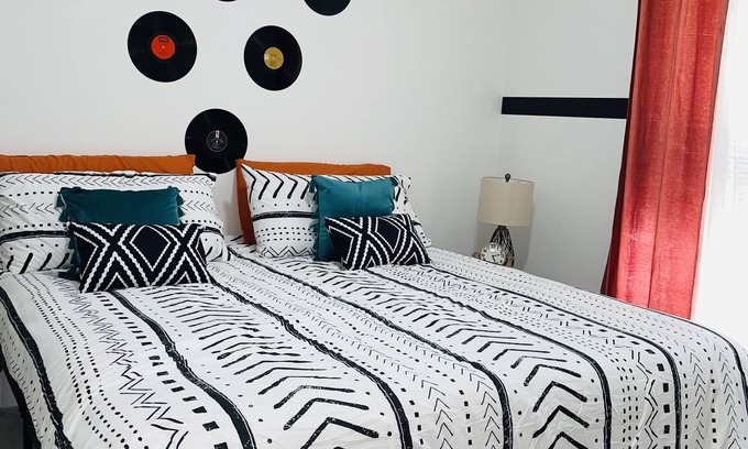 Atlanta Apartment | Cozy King Suite w/free parking - 15 mins from Downtown