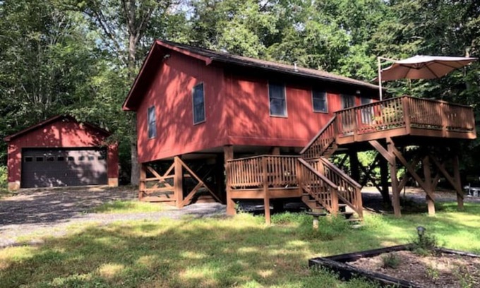 Livingston Cabin | Cozy Lake Cabin Families Will Love + Vintage Games-Only 5 Min Walk to Lake