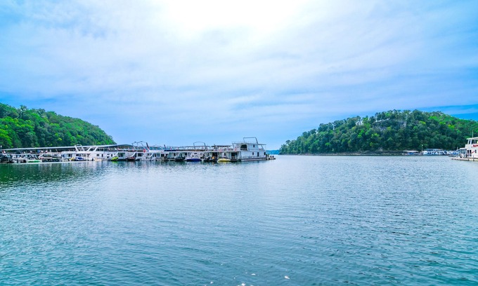 Jamestown Cottage | Cozy Lake Cumberland Retreat with hot tub, just above Jamestown Marina!nnn