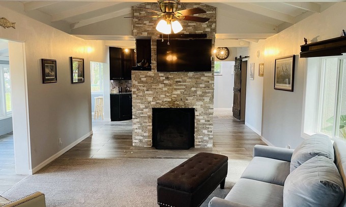 Clermont Cottage | Cozy Lake Front Cottage